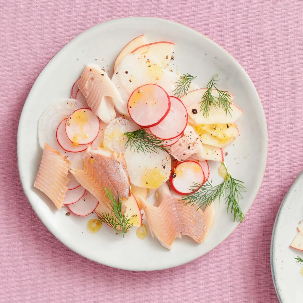 Truite fumée sur salade de radis aux pommes
