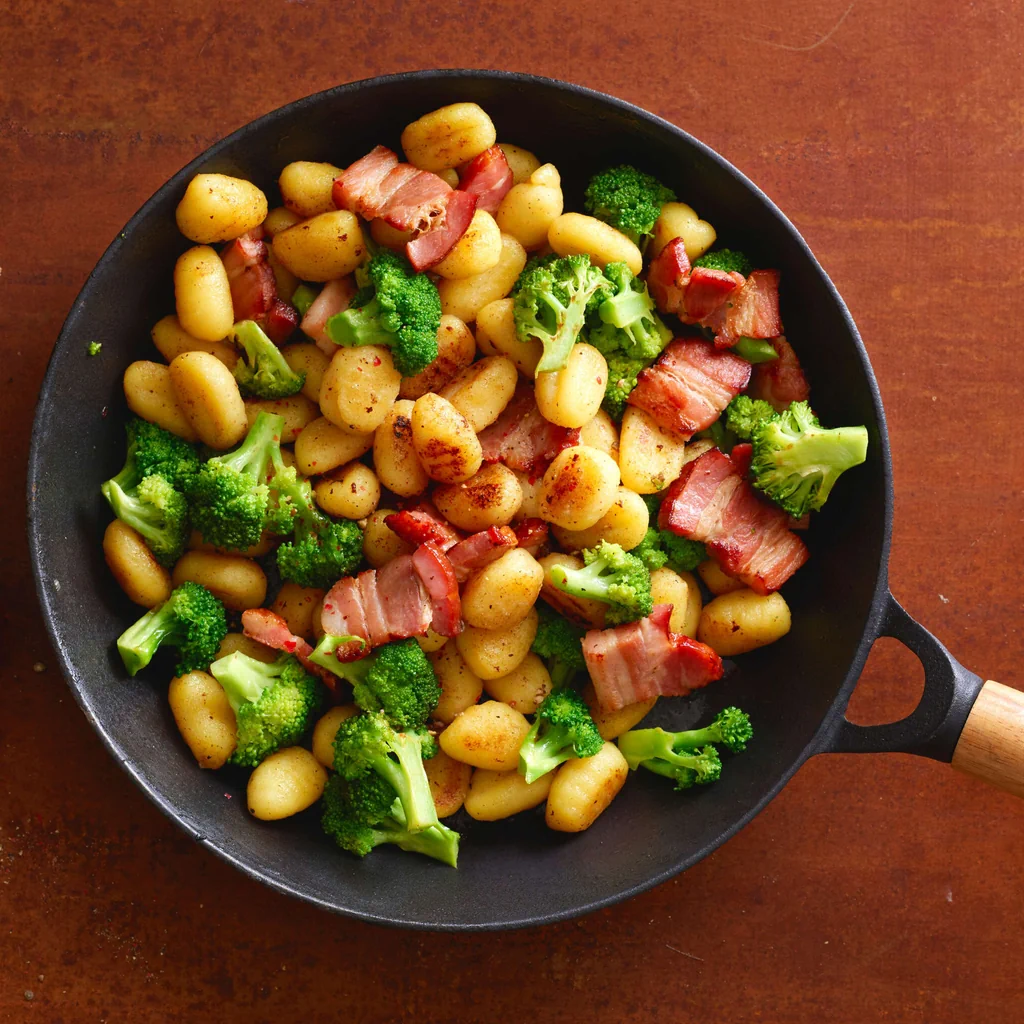 Gnocchi con pancetta e broccoli