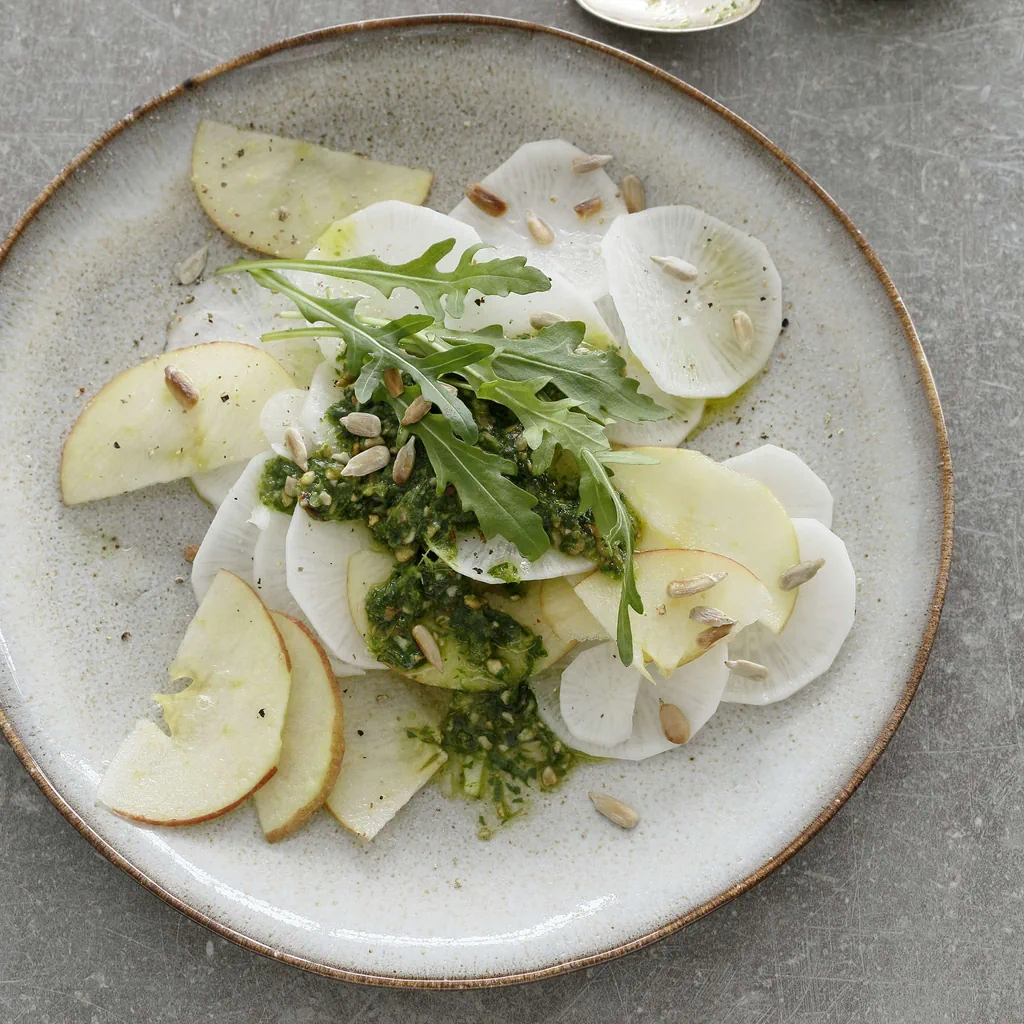 Carpaccio de radis long avec pesto de roquette