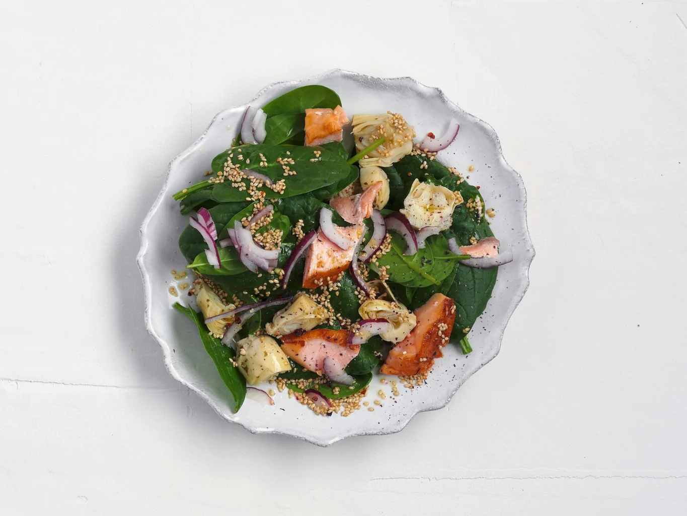 Salade d'épinards avec saumon et artichauts