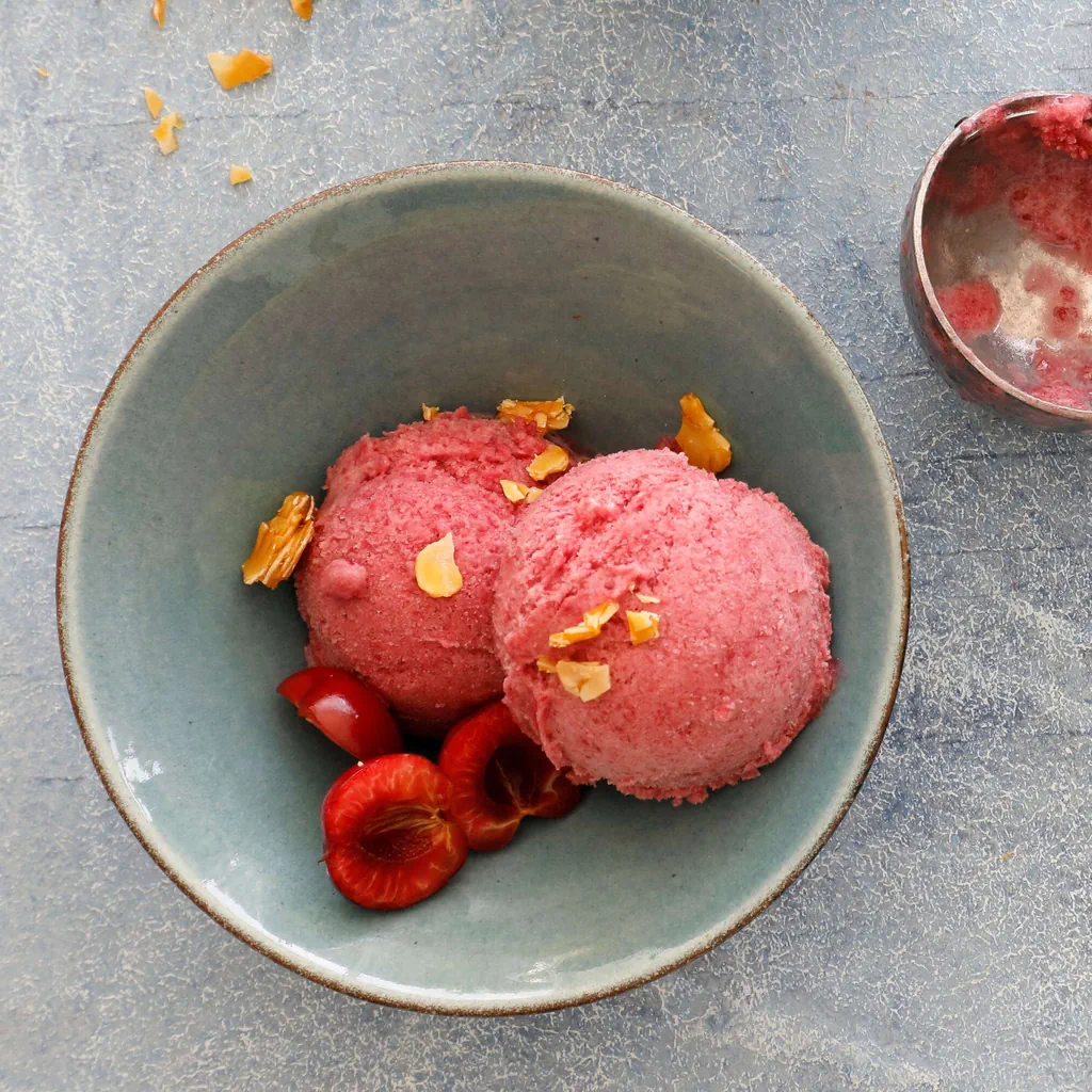 Kirschen-Ingwer-Sorbet mit Mandelkrokant