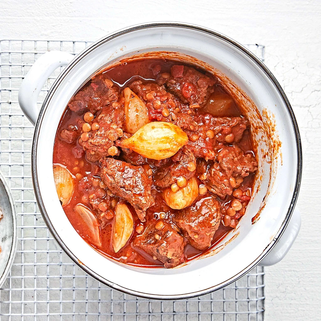 Ragoût d'agneau avec sauce aux petits oignons 