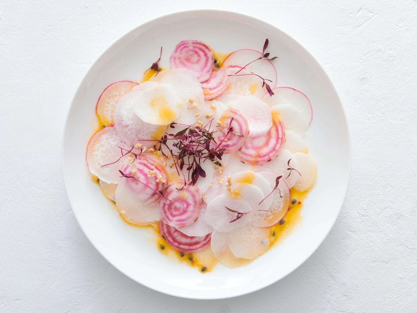 Carpaccio di ramolaccio e barbabietola con olio al frutto della passione