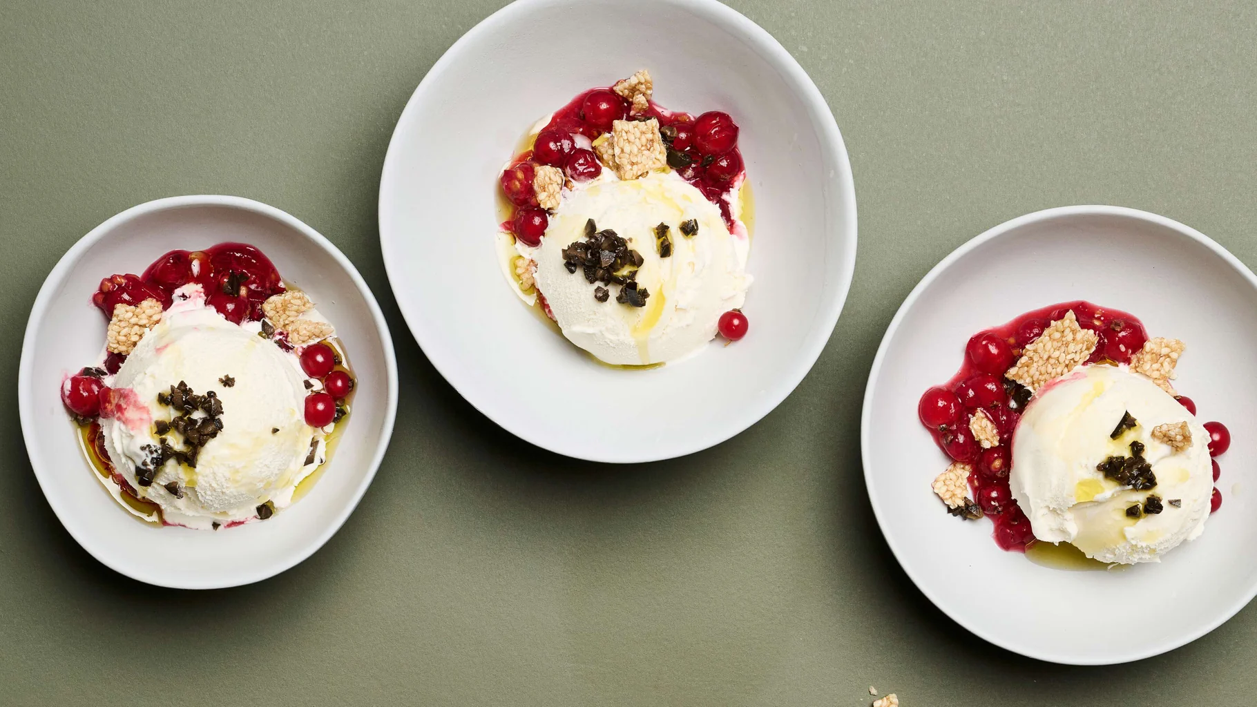 Gelato alla vaniglia con olive e croccante al sesamo