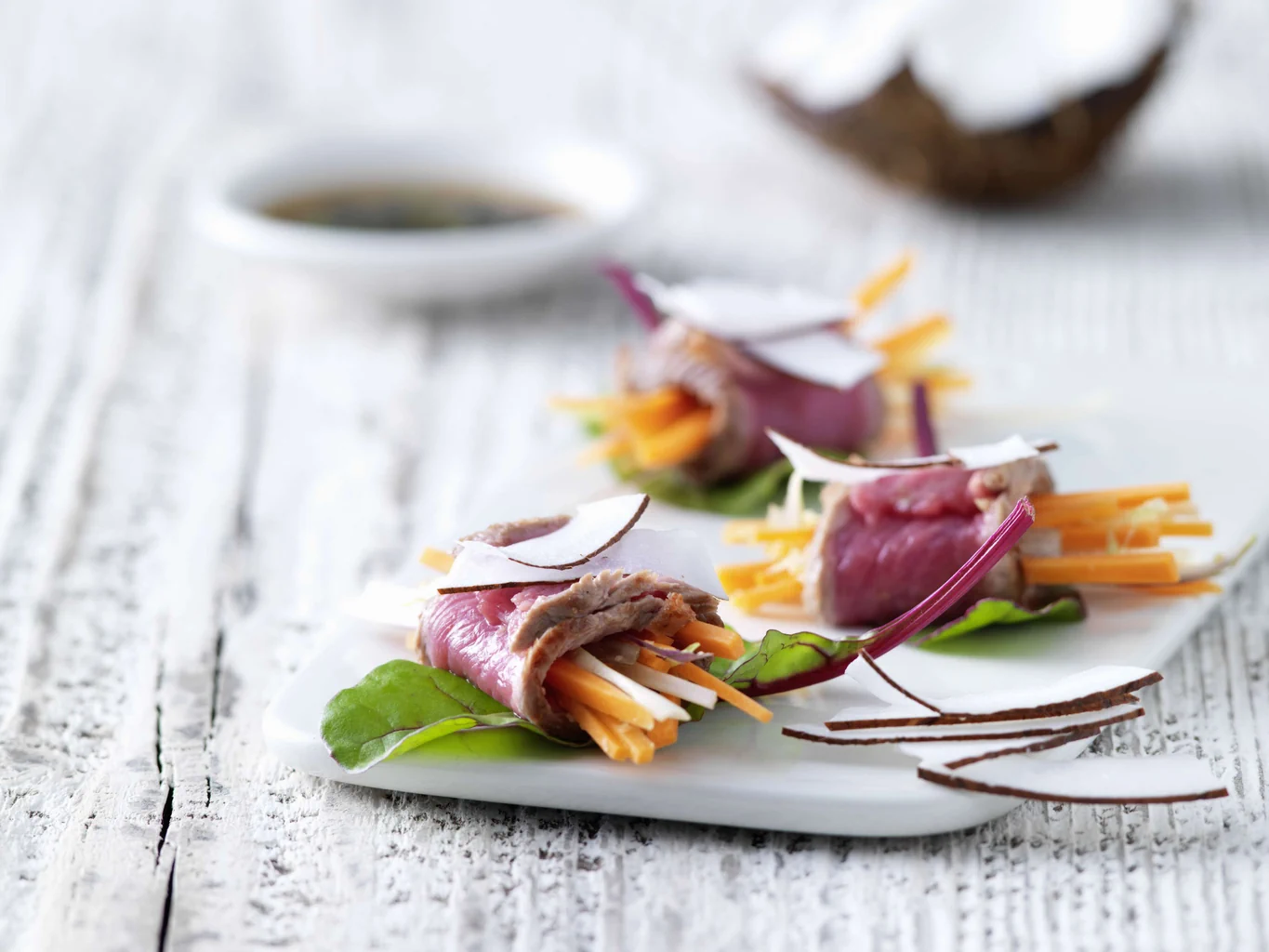 Rindfleisch-Tataki mit Asia-Gemüse und Kokosnuss