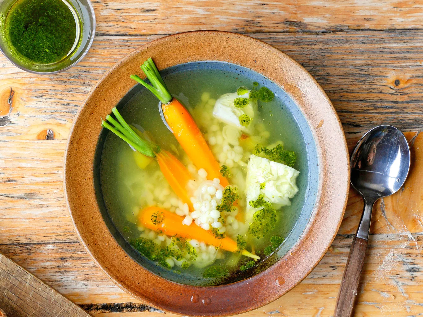 Soupe à l'orge avec pesto de cerfeuil