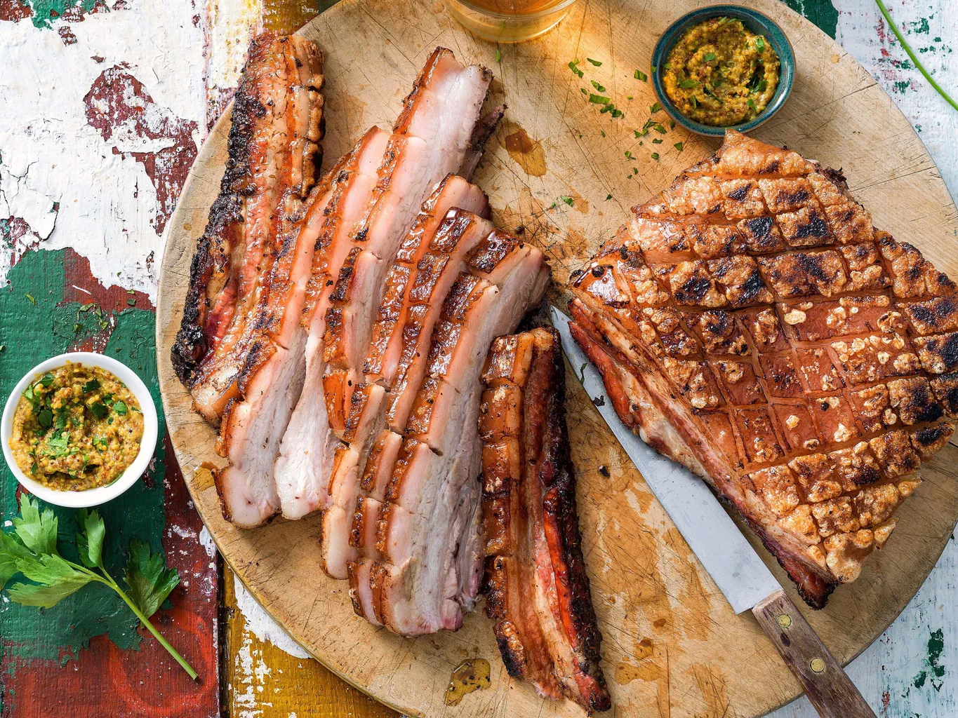 Knusprige Schweinsbrust vom Grill