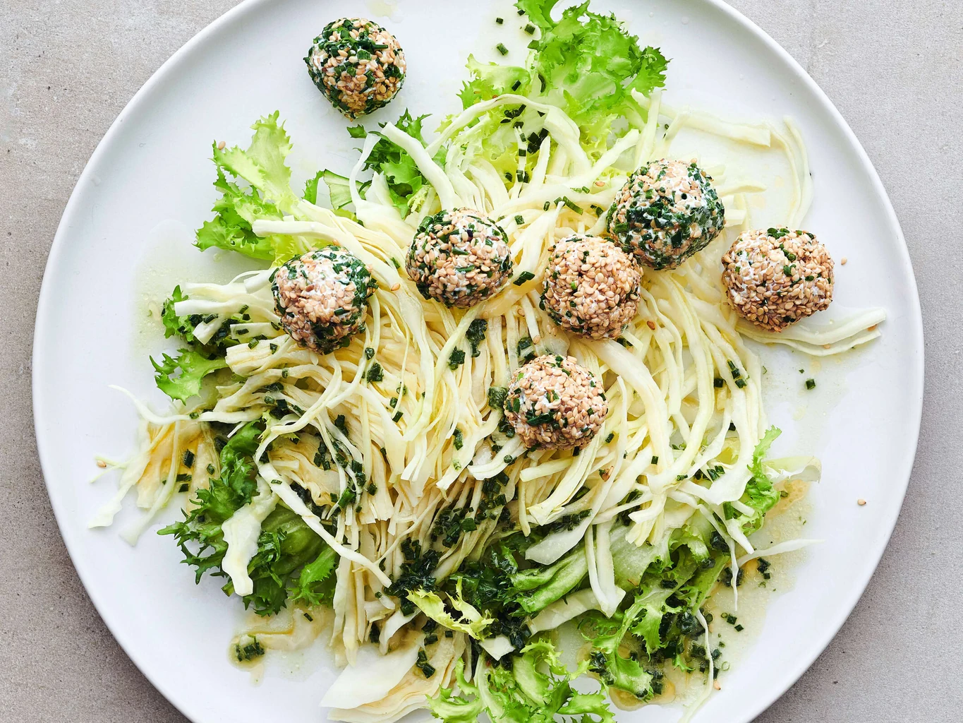 Salade de chou blanc avec boulettes de ricotta