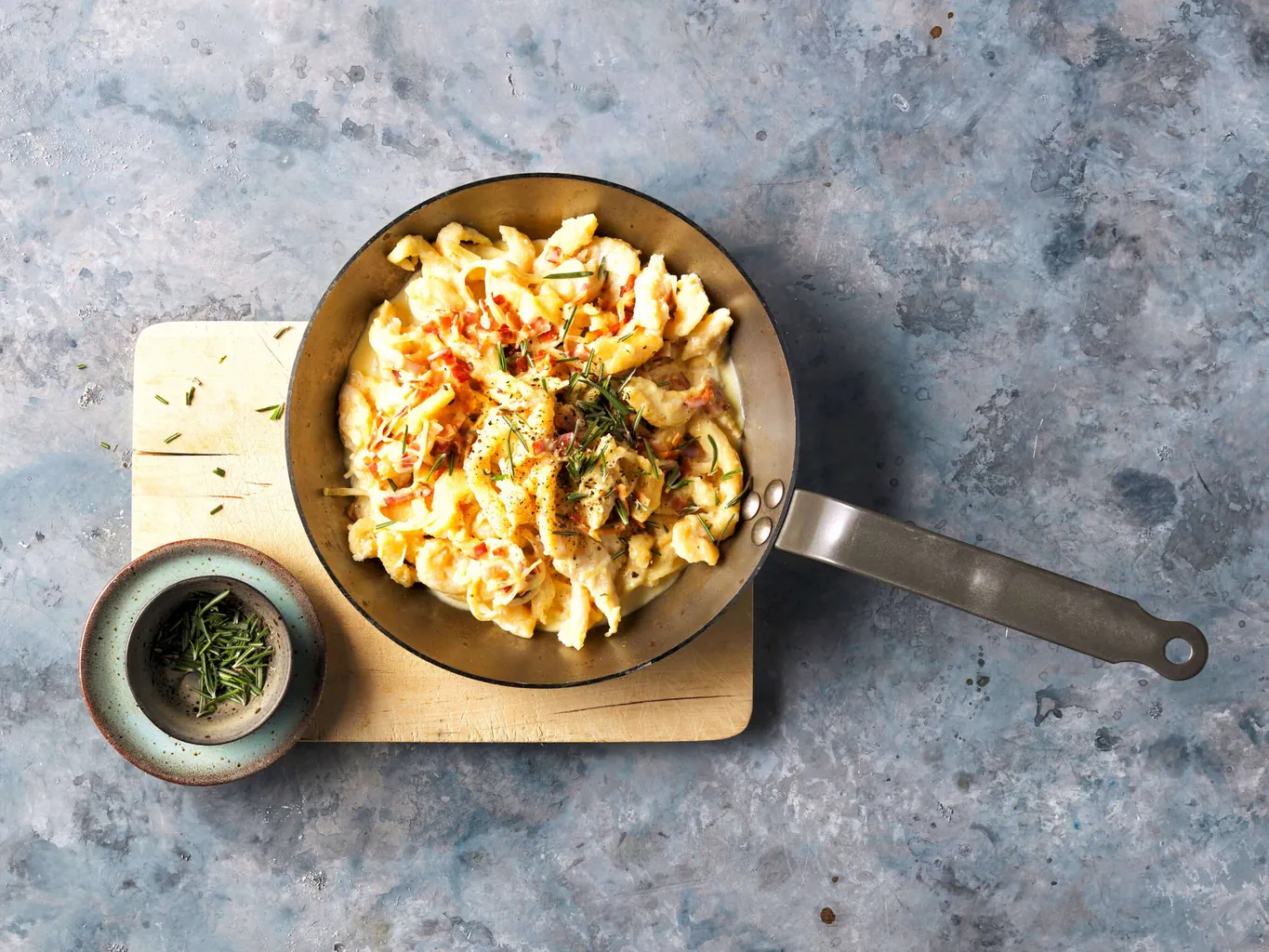 Spätzlipfanne mit Speck und Käse