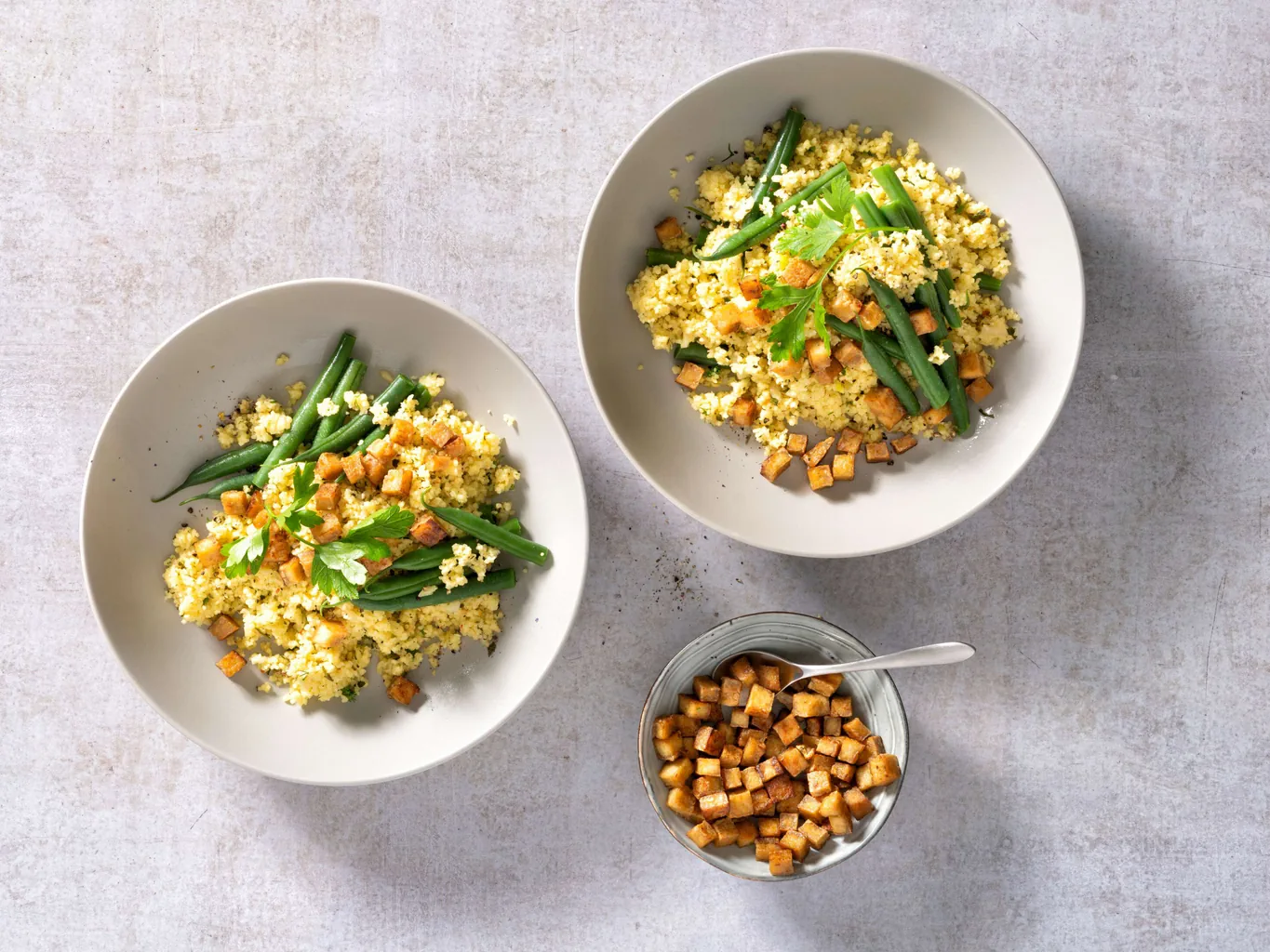 Insalata di cuscus, fagiolini e tofu croccante