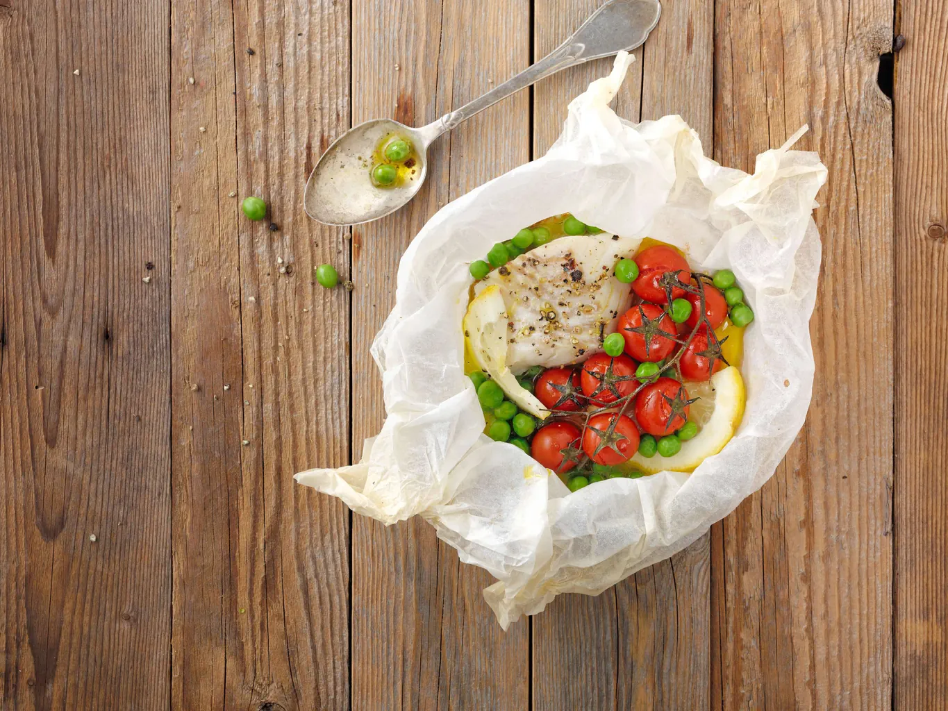 Merluzzo con piselli e pomodori