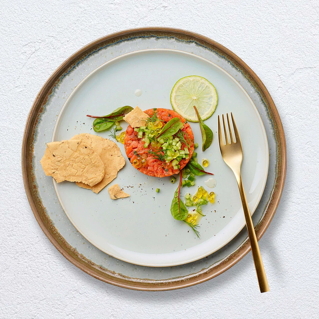 Tartare di salmone con insalata alle erbe