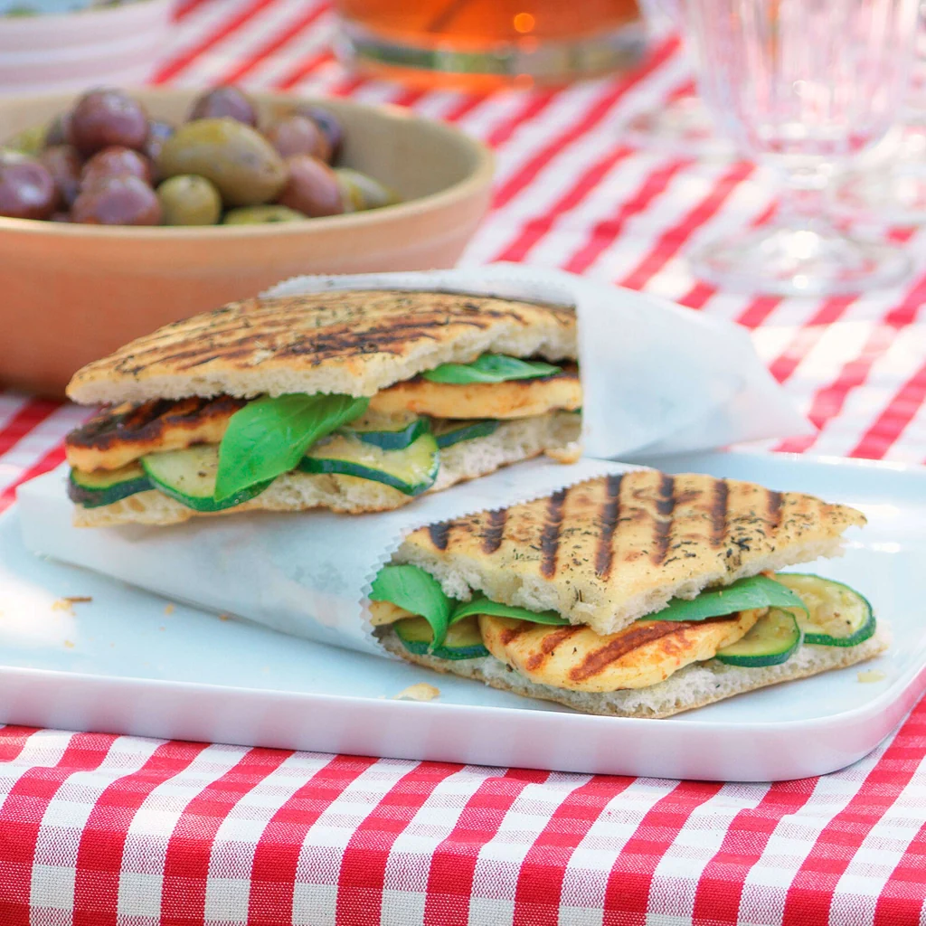 Gefüllte Focaccia mit Zucchetti und Grillkäse