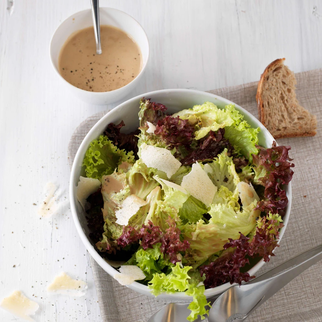 Insalata con scaglie di parmigiano