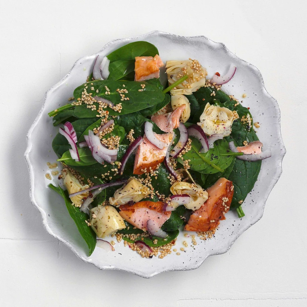 Salade d'épinards avec saumon et artichauts