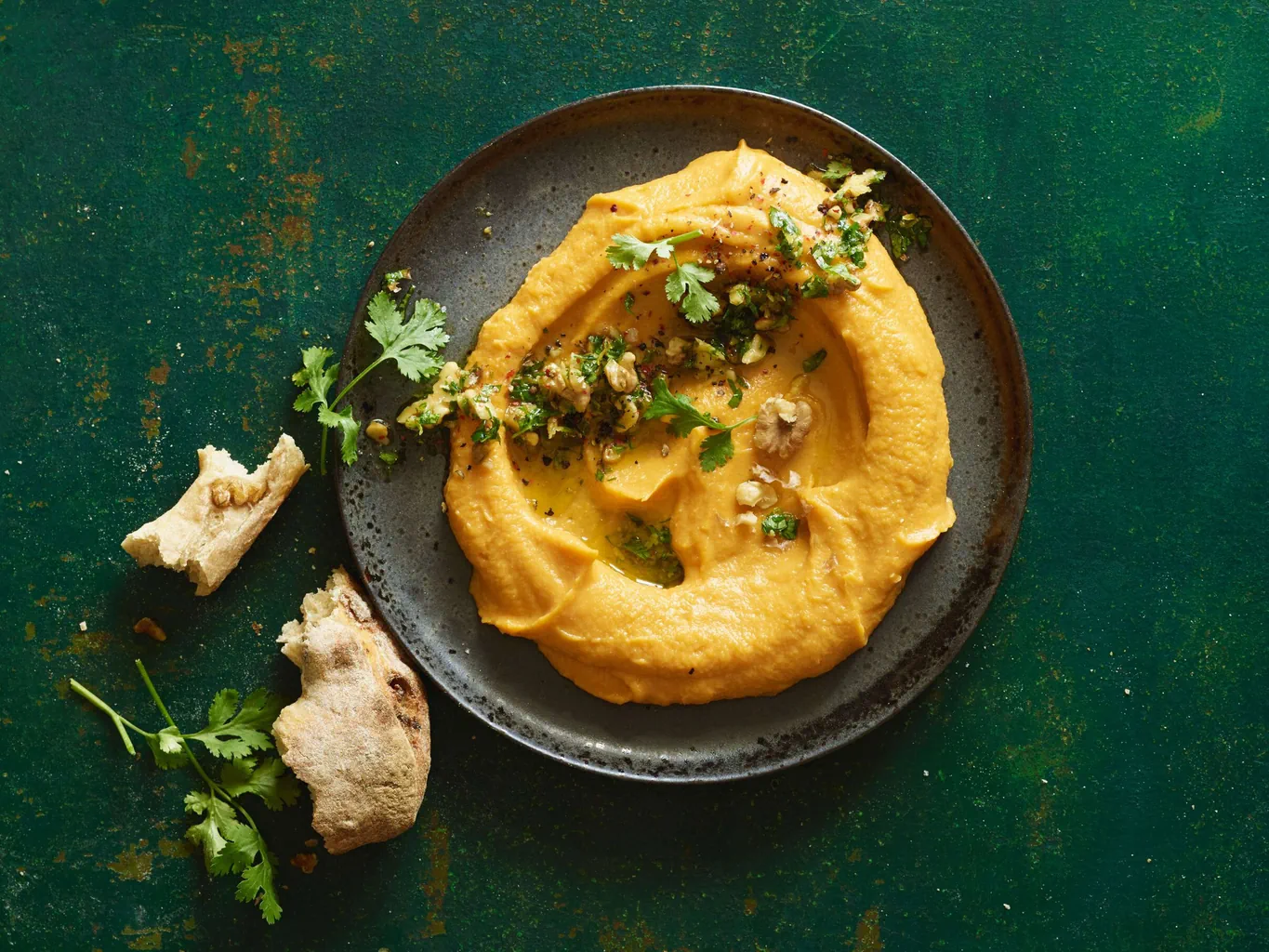 Hummus con patate dolci e noci