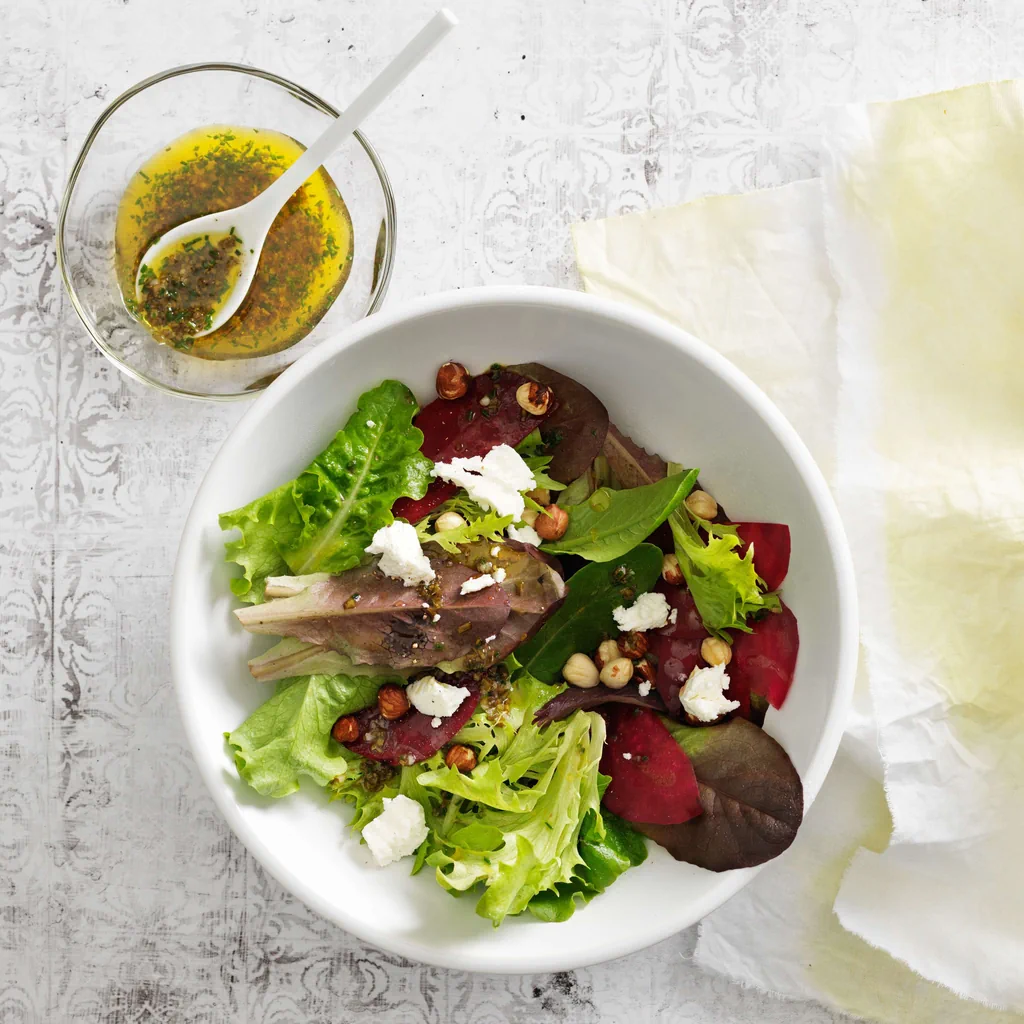 Insalata verde con barbabietole, formaggio fresco e vinaigrette all’erba cipollina