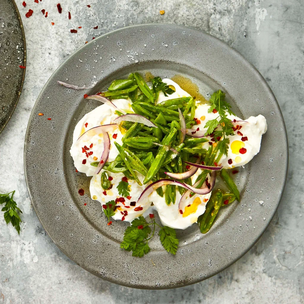 Knackerbsensalat auf Burrata