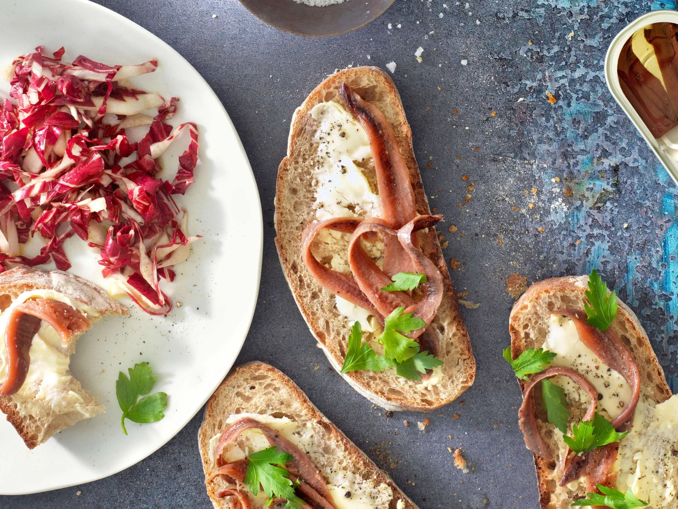 Bruschetta aux anchois avec chicorée rouge
