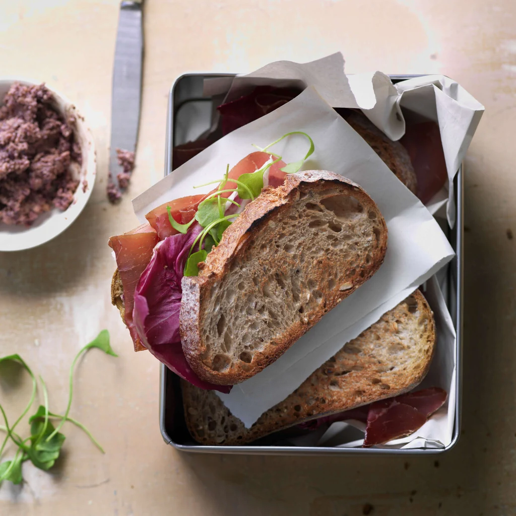 Sandwich mit Bündnerfleisch und Cicorino-rosso-Tapenade