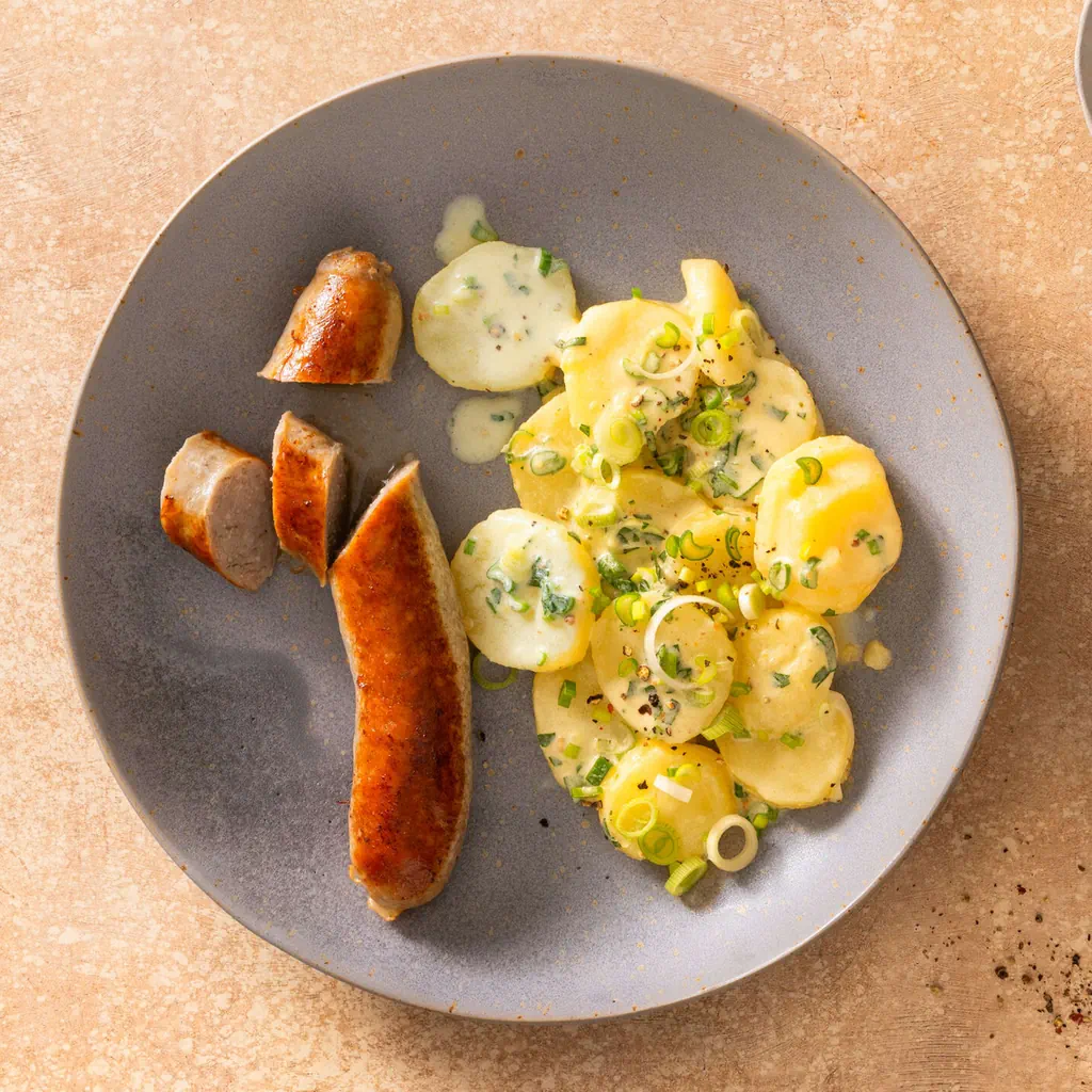 Salsiccia di maiale con insalata di patate
