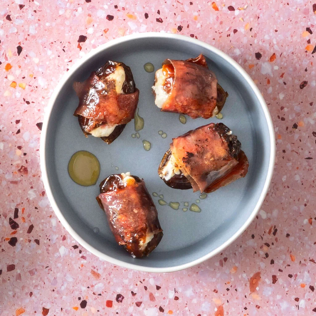 Datteri con formaggio fresco e prosciutto