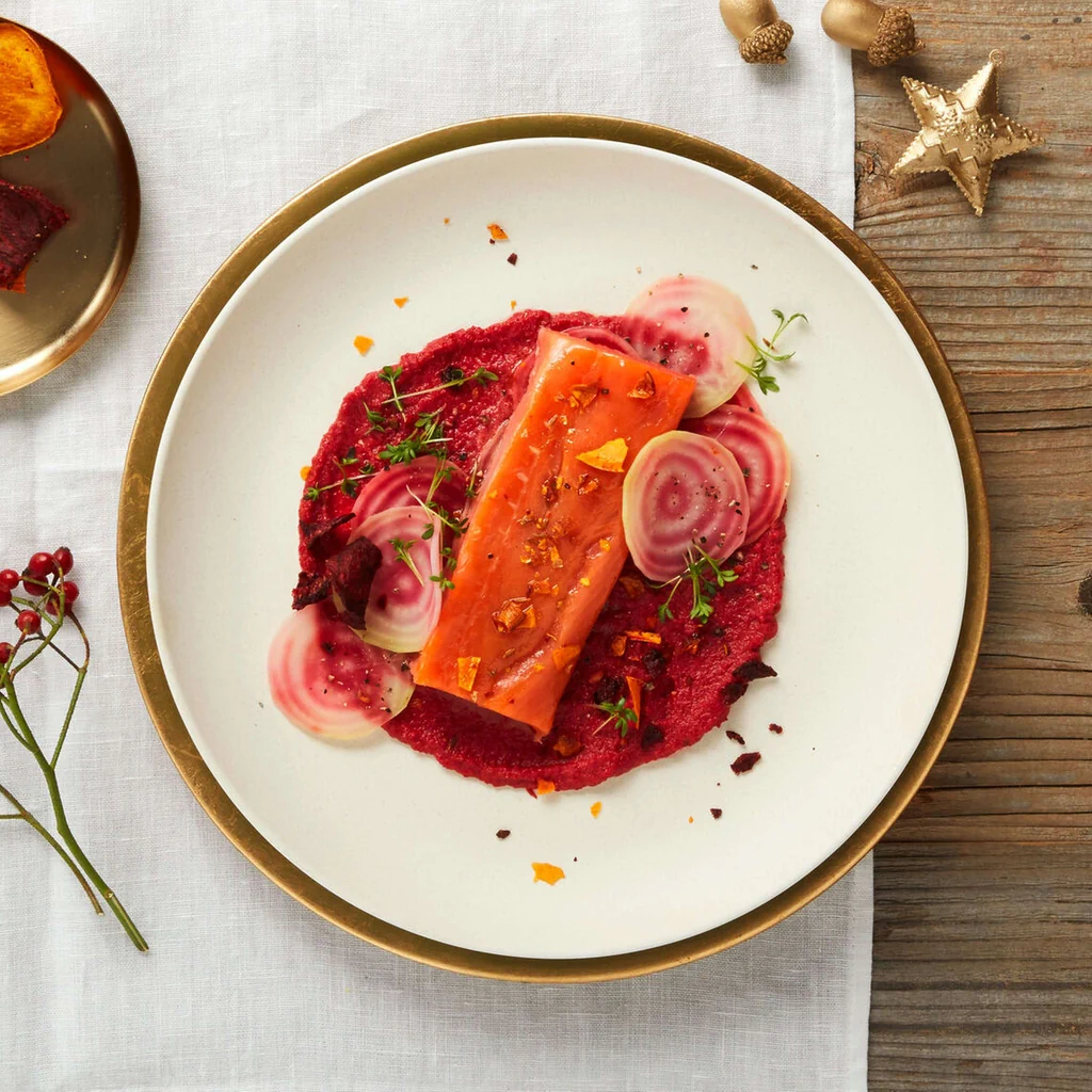 Geräuchertes Lachsfilet auf Randencreme