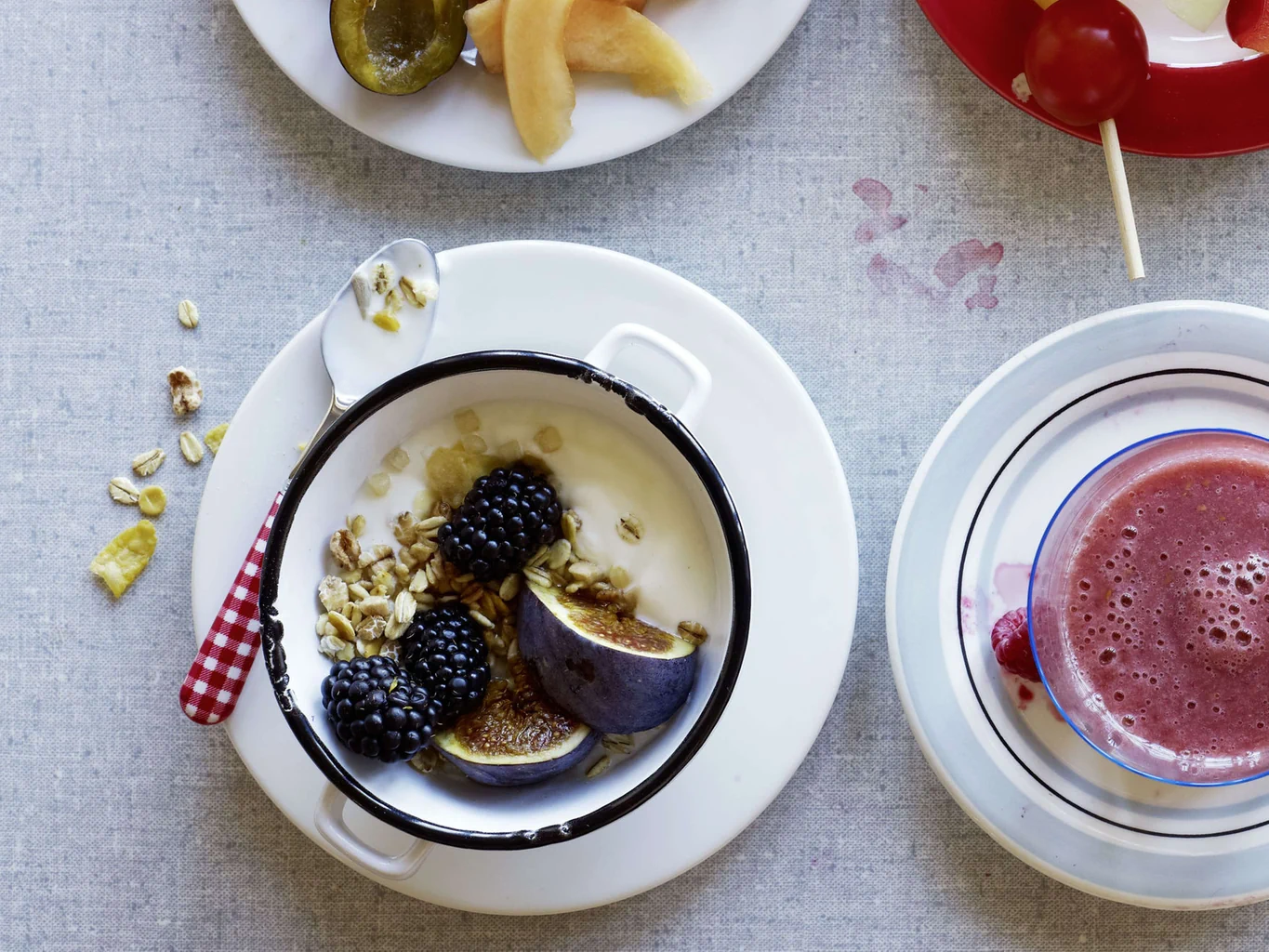 Joghurt mit Früchten und Müesli