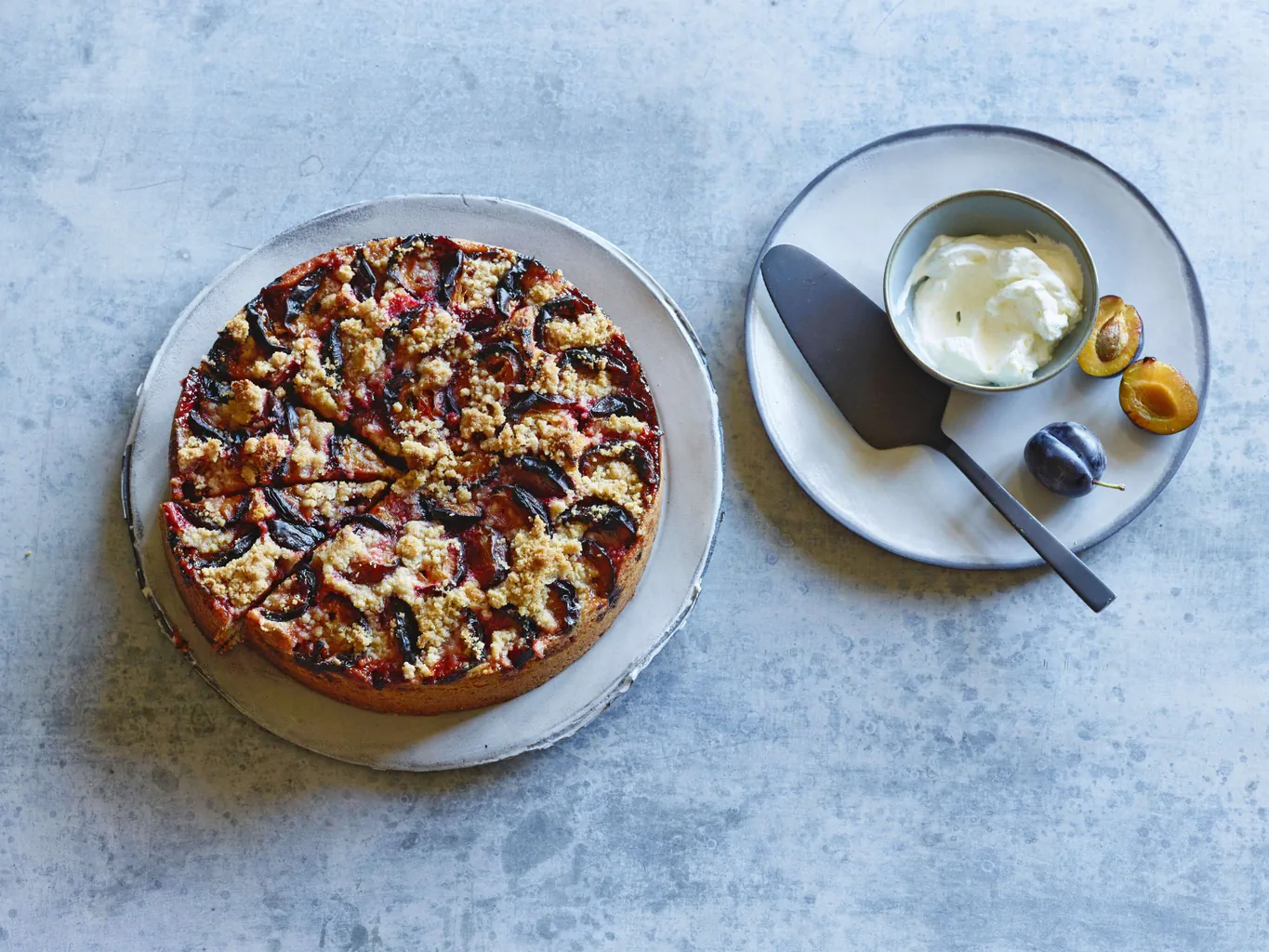 Gâteau aux pruneaux avec crumble à la cannelle
