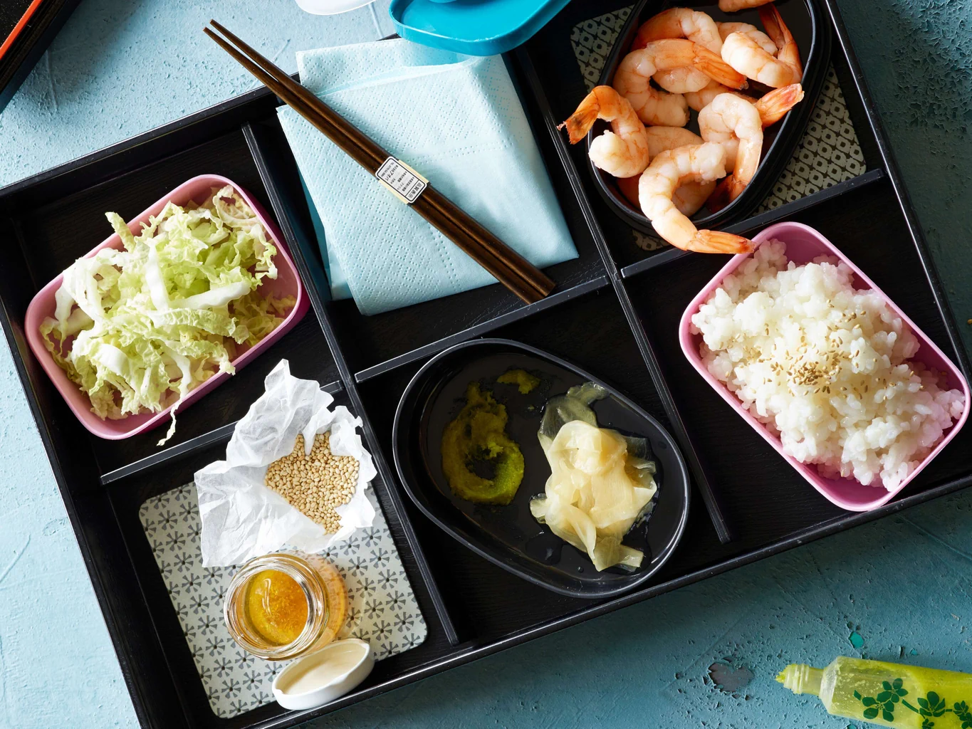 Bento box con insalata sushi