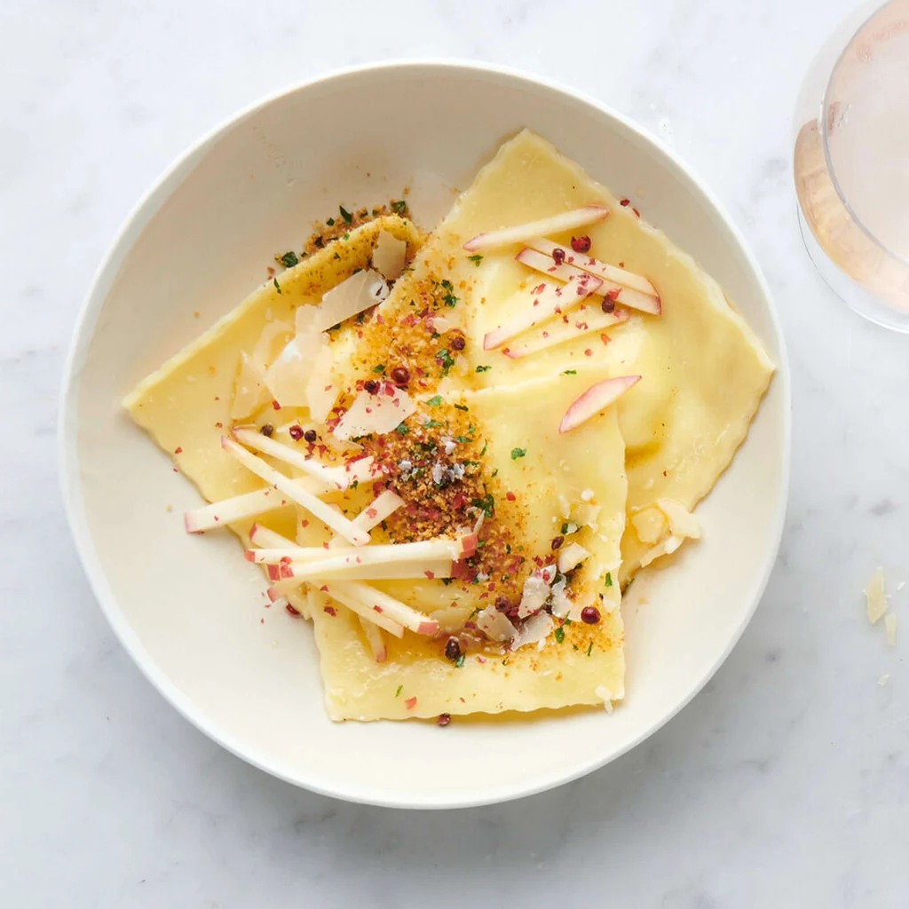 Ravioli con formaggio di capra, mele e burro dorato