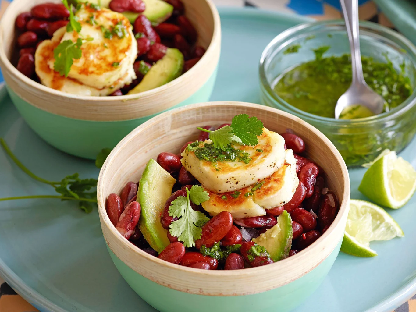 Halloumi dorato su insalata di fagioli rossi