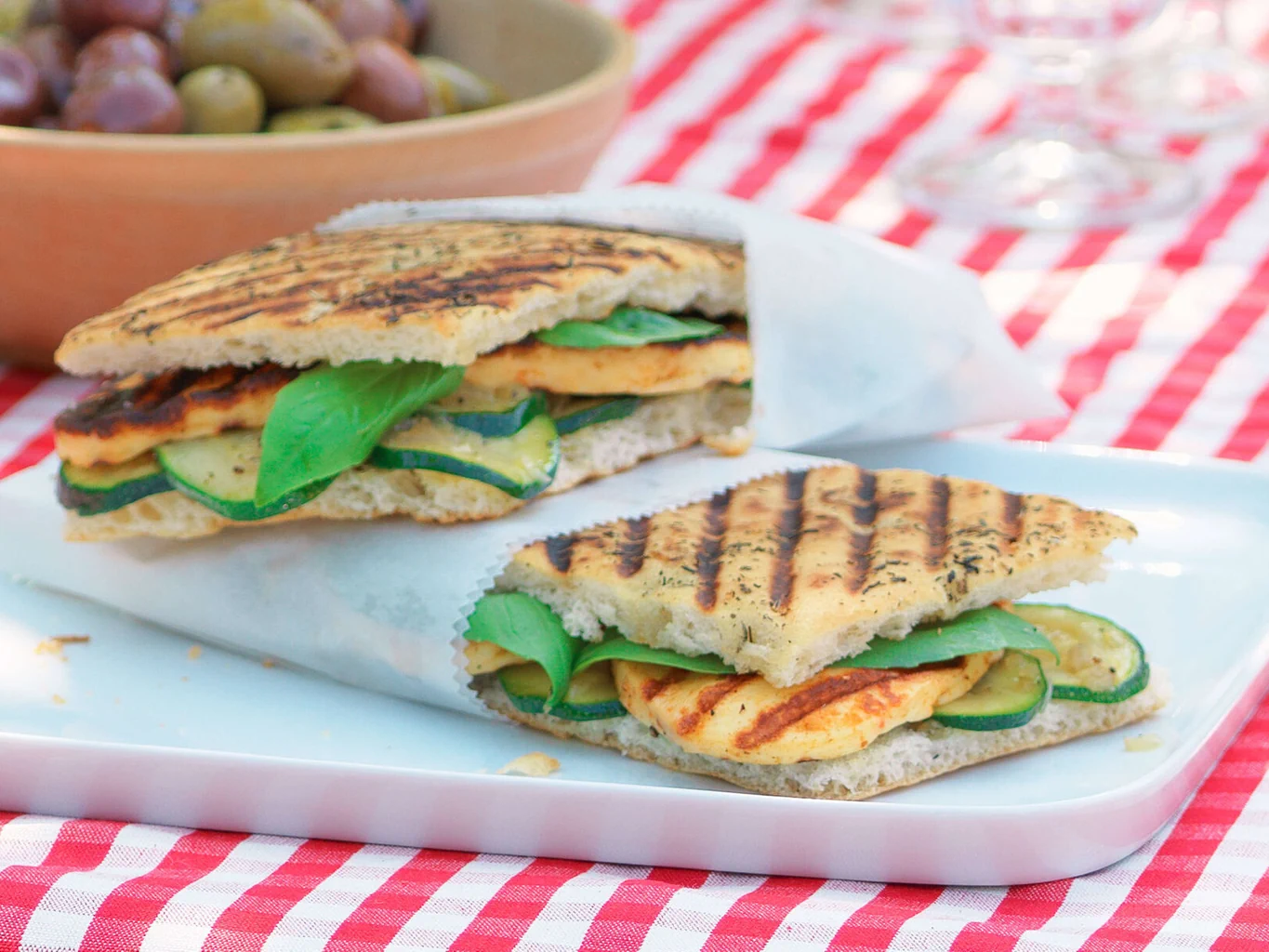 Gefüllte Focaccia mit Zucchetti und Grillkäse