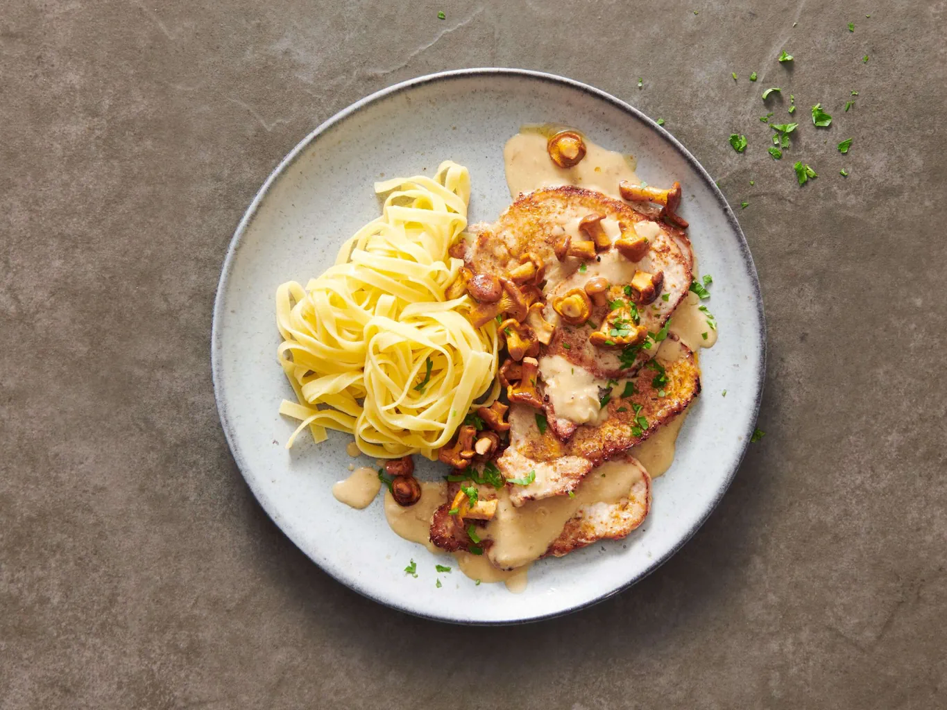 Scaloppine di maiale alla panna con gallinacci