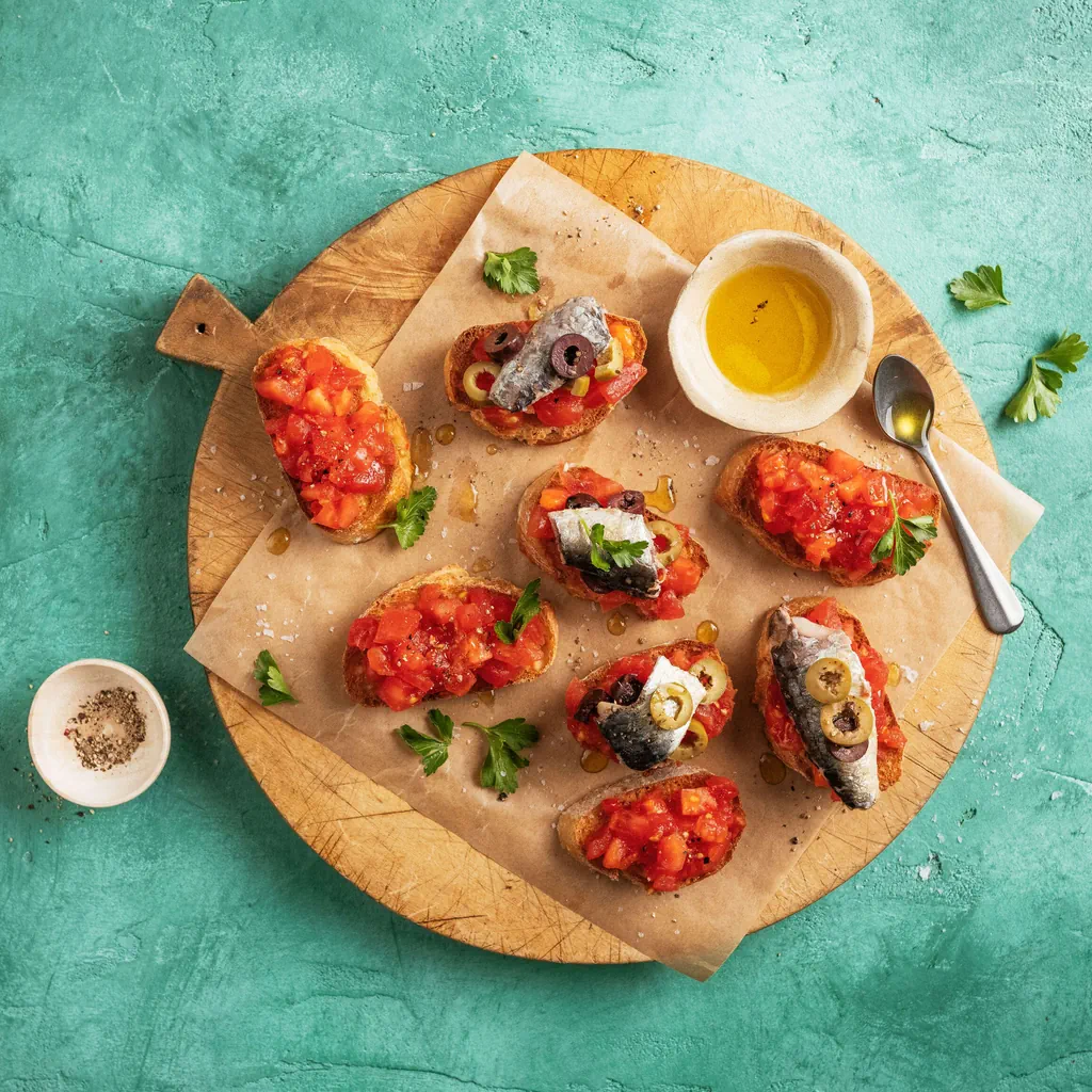 Brötchen mit Tomaten und Sardinen