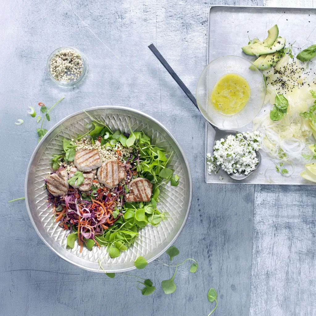 Salade de choux avec médaillons de porc