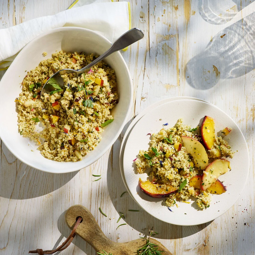 Couscous ai fiori con spicchi di pesca
