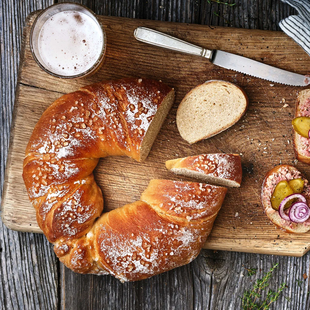Pain à la bière avec pâte à tartiner aux lardons
