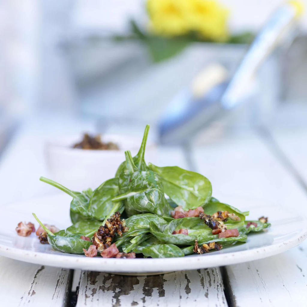 Insalata di spinaci con aglio croccante