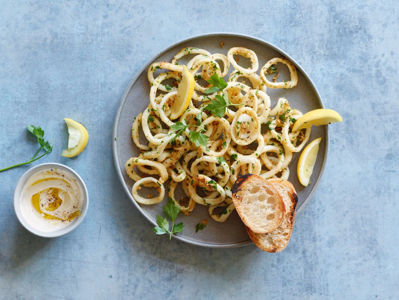 Tintenfischringe im Kräuter-Knoblauch-Öl
