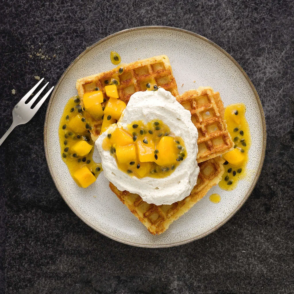 Gaufres avec compote de fruits exotiques 
