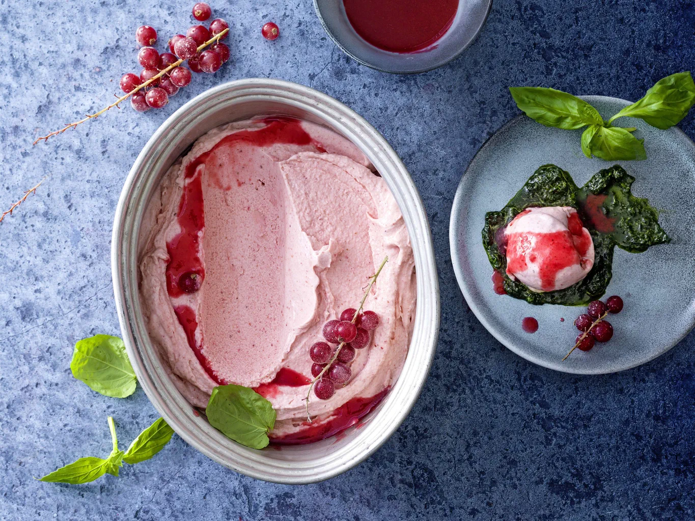 Glace aux groseilles rouges avec sucre au basilic