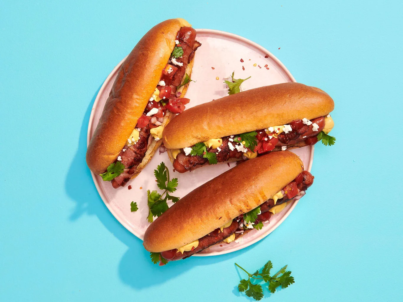 Hot dog tijuana con salsiccia avvolta in pancetta