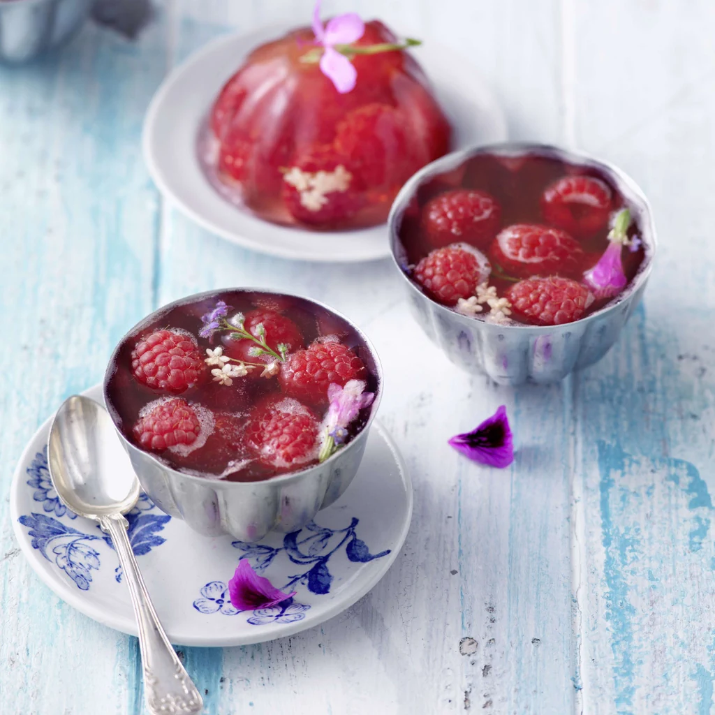 Prosecco-Holunderblüten-Gelee mit Himbeeren