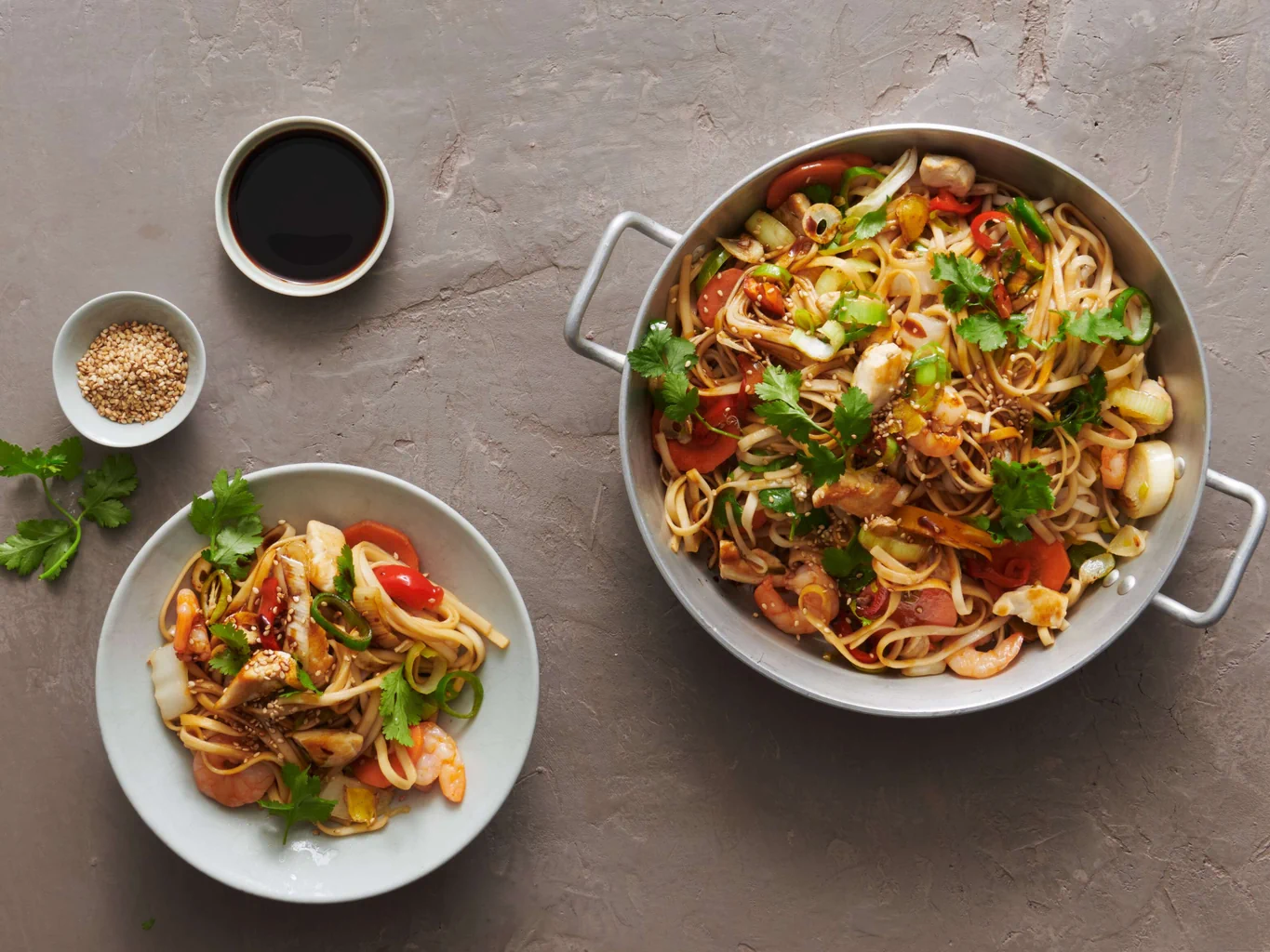 Bami goreng au poulet et aux crevettes