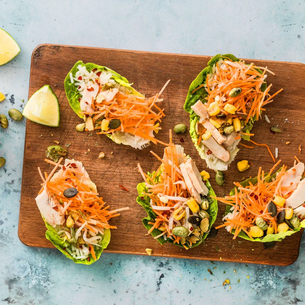 Insalata di pollo su foglia di lattuga