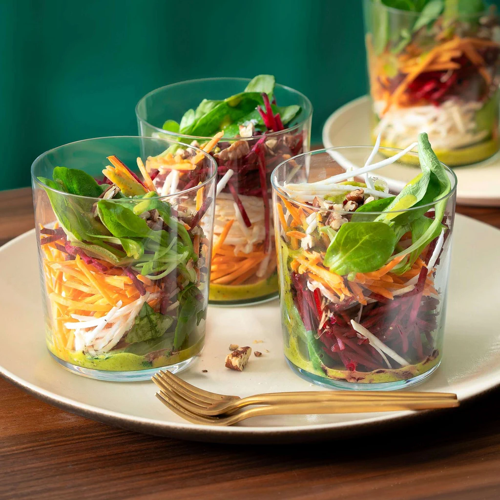 Insalata di verdure grattugiate con noci