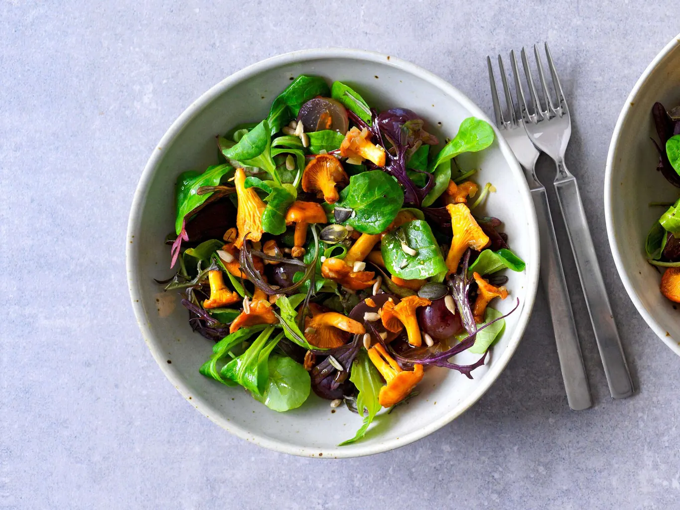 Salade d’automne avec chanterelles et raisin