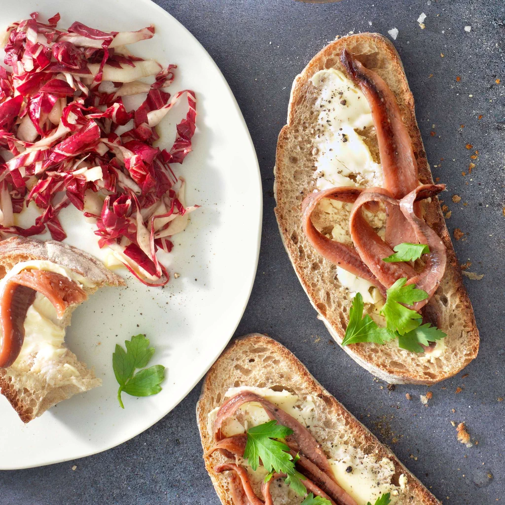 Bruschetta aux anchois avec chicorée rouge