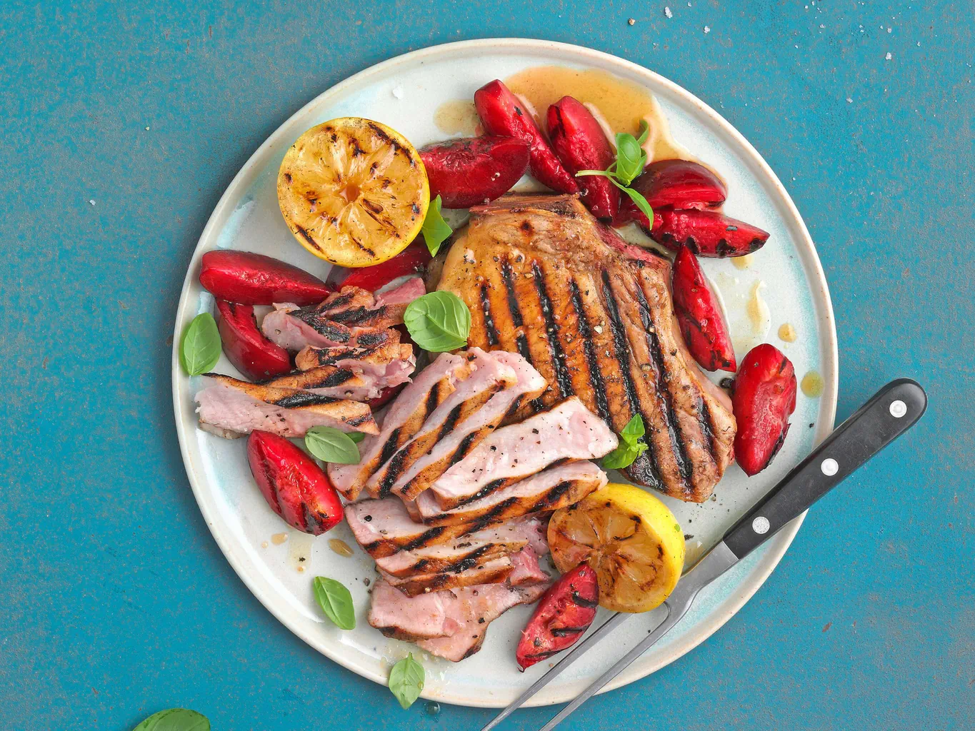 Tagliata de porc avec prunes grillées